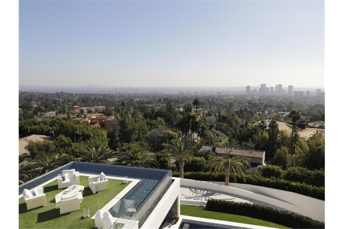 US-Luxusvilla mit 21 Badezimmern für 94 Mio. Dollar verkauft Ein Blick aus einem der Schlafzimmer-Balkone der Villa „Billionaire“. Foto: Jae C. Hong/AP/dpa