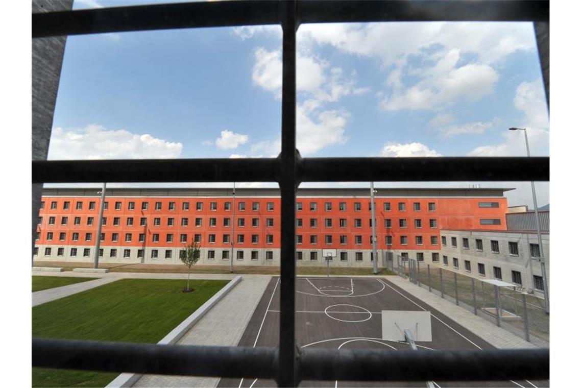 JVA Offenburg: Feuerwehr löscht Brand in Zelle Ein Blick durch ein Gitter zeigt einen Zellentrakt der Justizvollzugsanstalt in Offenburg. Foto: Patrick Seeger/dpa/Archivbild