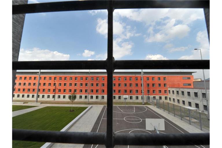 Ein Blick durch ein Gitter zeigt einen Zellentrakt der Justizvollzugsanstalt in Offenburg. Foto: Patrick Seeger/dpa/Archivbild