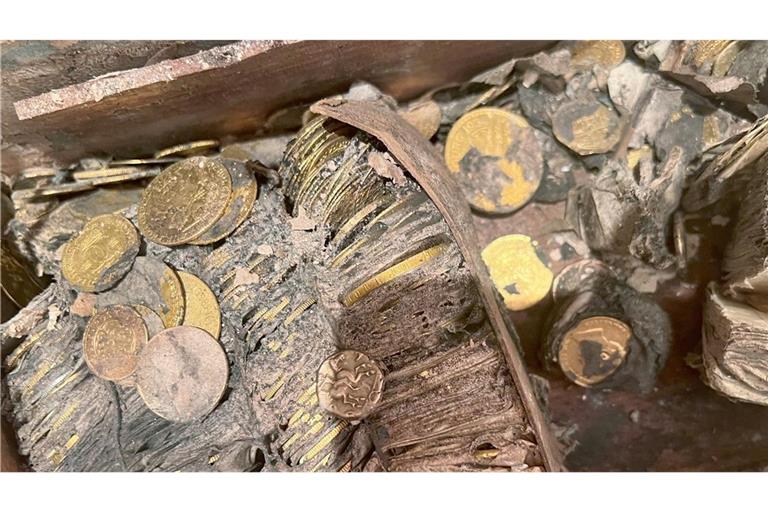 Ein Blick in die Kiste, in der tausende Goldmünzen in Tütchen verpackt jahrzehntelang in einem Garten in Europa vergraben waren (undatiertes Handout).
