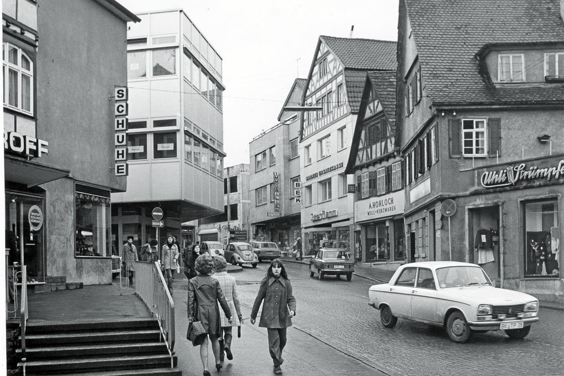 Ein Blick in die Uhlandstraße 1973 zeigt die vielen kleinen Geschäfte in der Backnanger Innenstadt. Foto: BKZ-Archiv/Lothar Fügner