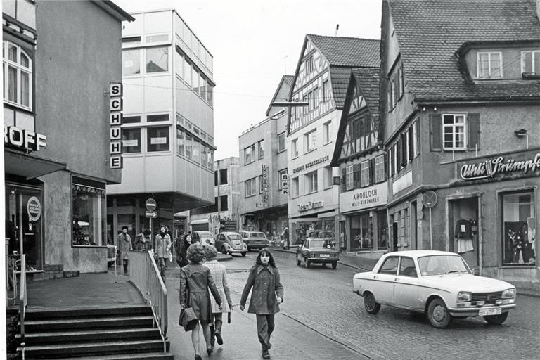Ein Blick in die Uhlandstraße 1973 zeigt die vielen kleinen Geschäfte in der Backnanger Innenstadt. Foto: BKZ-Archiv/Lothar Fügner