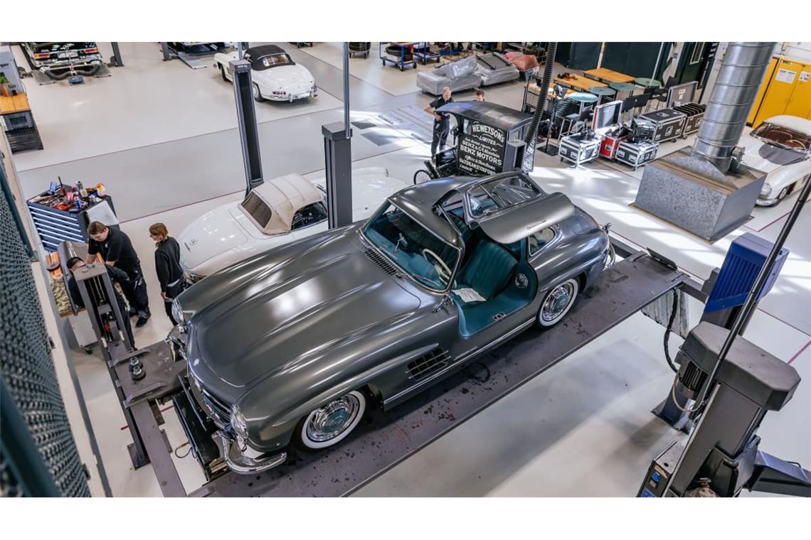 Ein Blick ins Innere der Restaurierungswerkstatt. An diesem 300 SL „Flügeltürer“ dürften die meisten Arbeiten abgeschlossen sein.