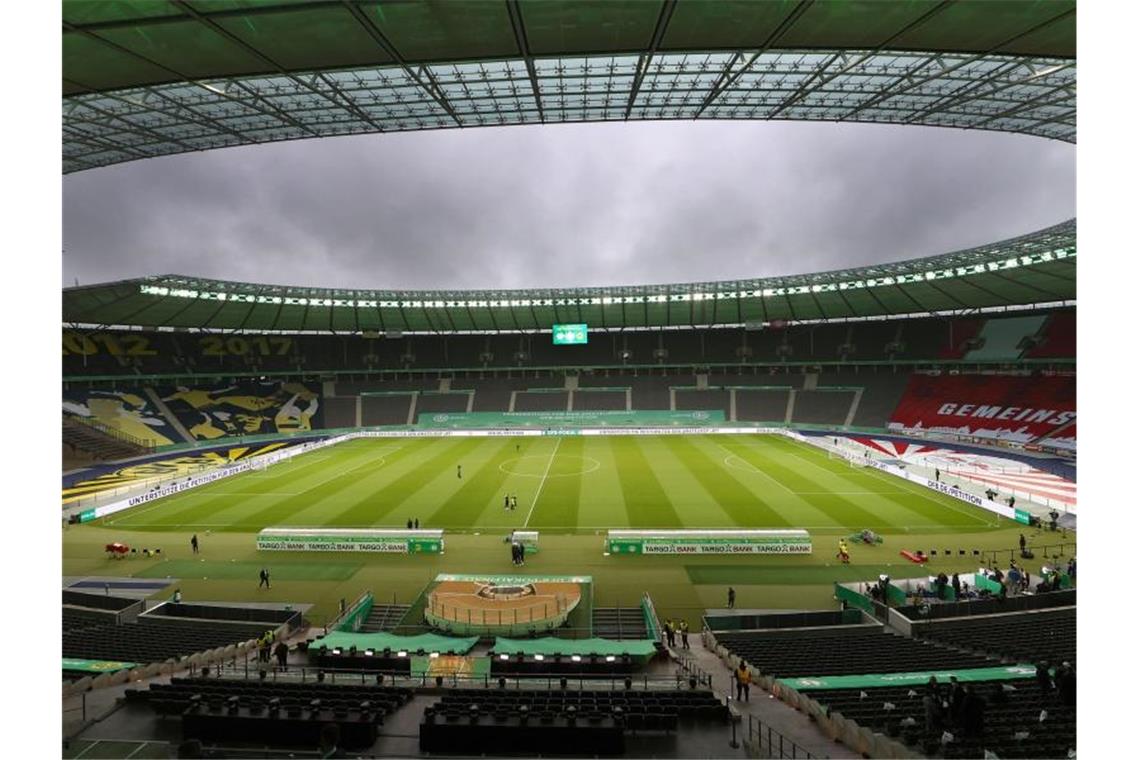 Ein Blick ins weite Rund: Das leere Berliner Olympiastadion kurz vor Anpfiff des DFB-Pokalfinals. Foto: Maja Hitij/Getty-Pool/dpa