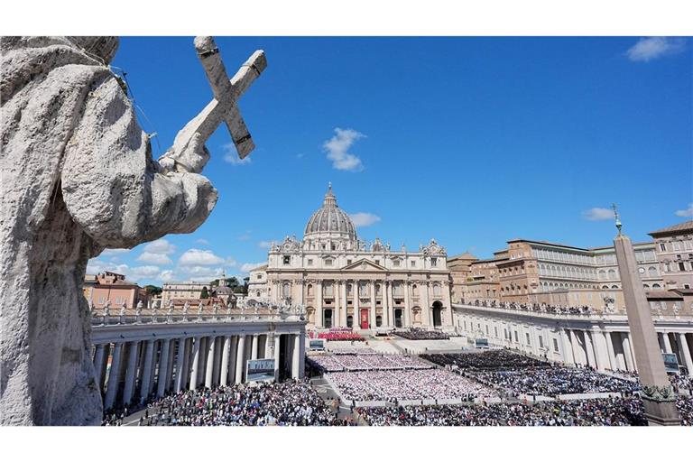 Ein Blick über den Petersplatz während der Trauerfeier für Papst Franziskus.