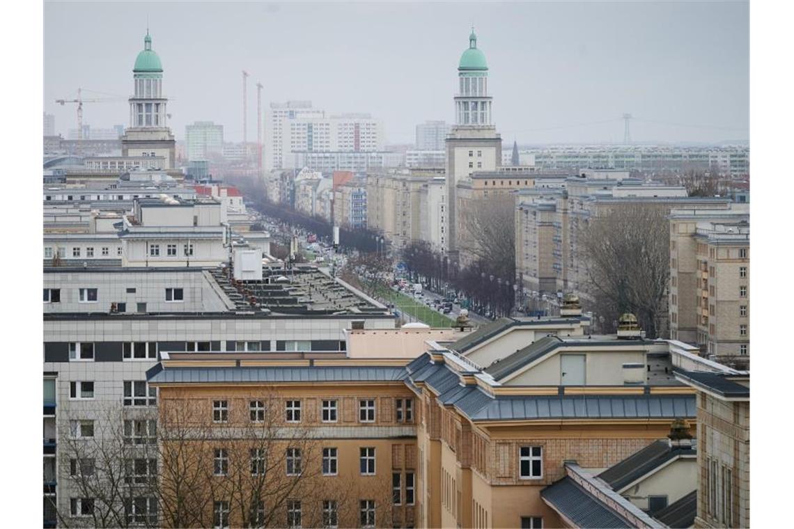 Ein Blick über die Karl-Marx-Allee in Berlin. Der Mietendeckel tritt am morgigen Sonntag in Kraft. Foto: Annette Riedl/dpa