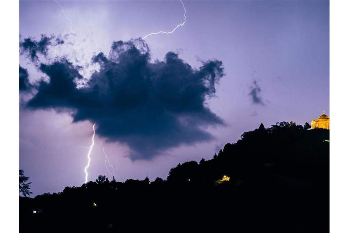 Ein Blitz am Himmel über Stuttgart. Foto: Robert Dyhringer/7aktuell.de/Archivbild