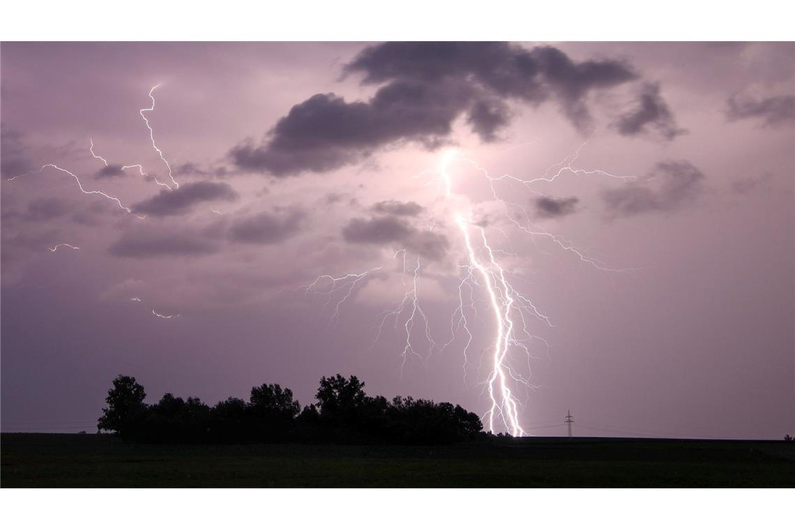Bilder des Tages Ein Blitz bahnt sich seine Wege zur Entladung bei einem Sommergewitter am Abend bei Höchstädt im Landkreis Dillingen an der Donau.