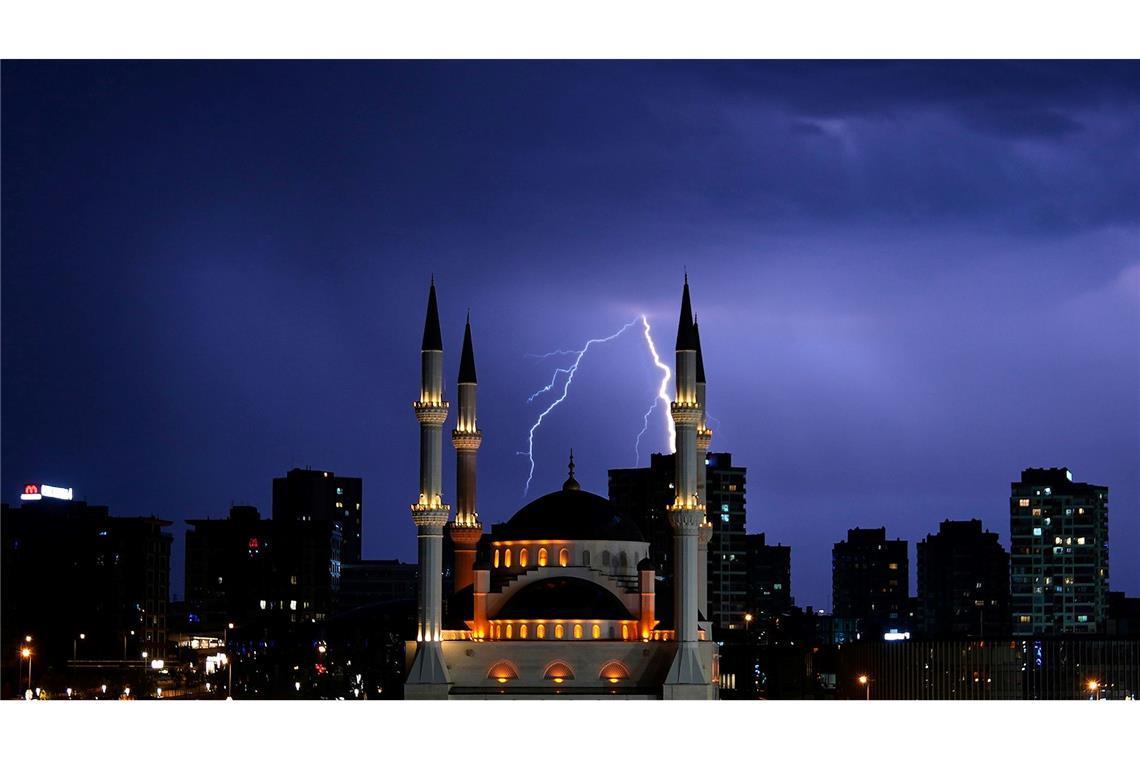Ein Blitz entlädt sich hinter einer Moschee in Istanbul.