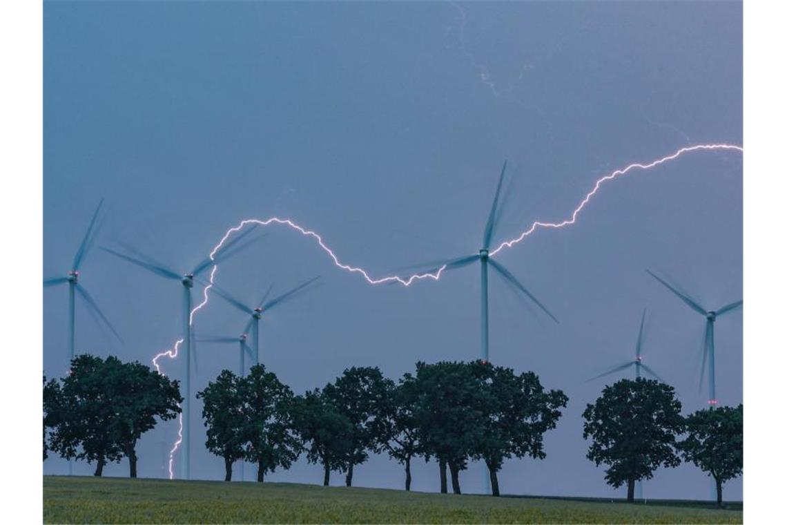 Schauer und Gewitter im Südwesten Ein Blitz erhellt den Abendhimmel. Foto: Patrick Pleul/dpa-Zentralbild/ZB/Archivbild