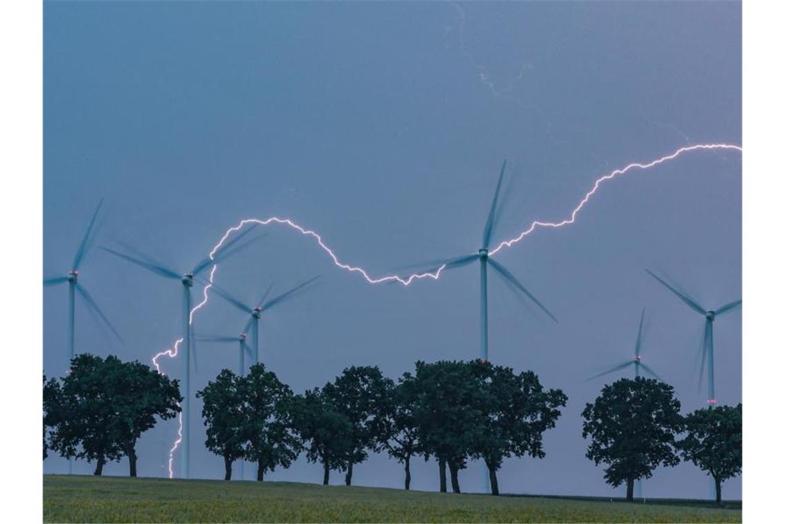 Ein Blitz erhellt den Abendhimmel. Foto: Patrick Pleul/dpa-Zentralbild/ZB/Archivbild