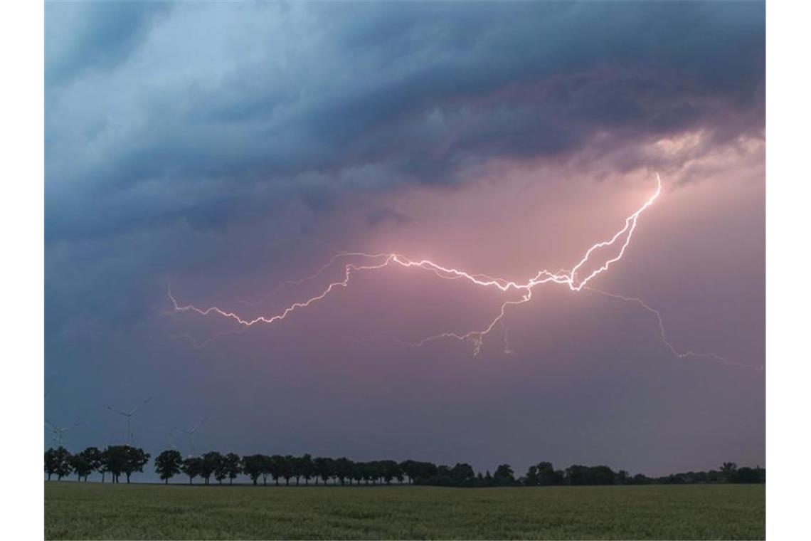 Ein Blitz erhellt den Abendhimmel. Foto: Patrick Pleul/dpa-Zentralbild/ZB/Archivbild