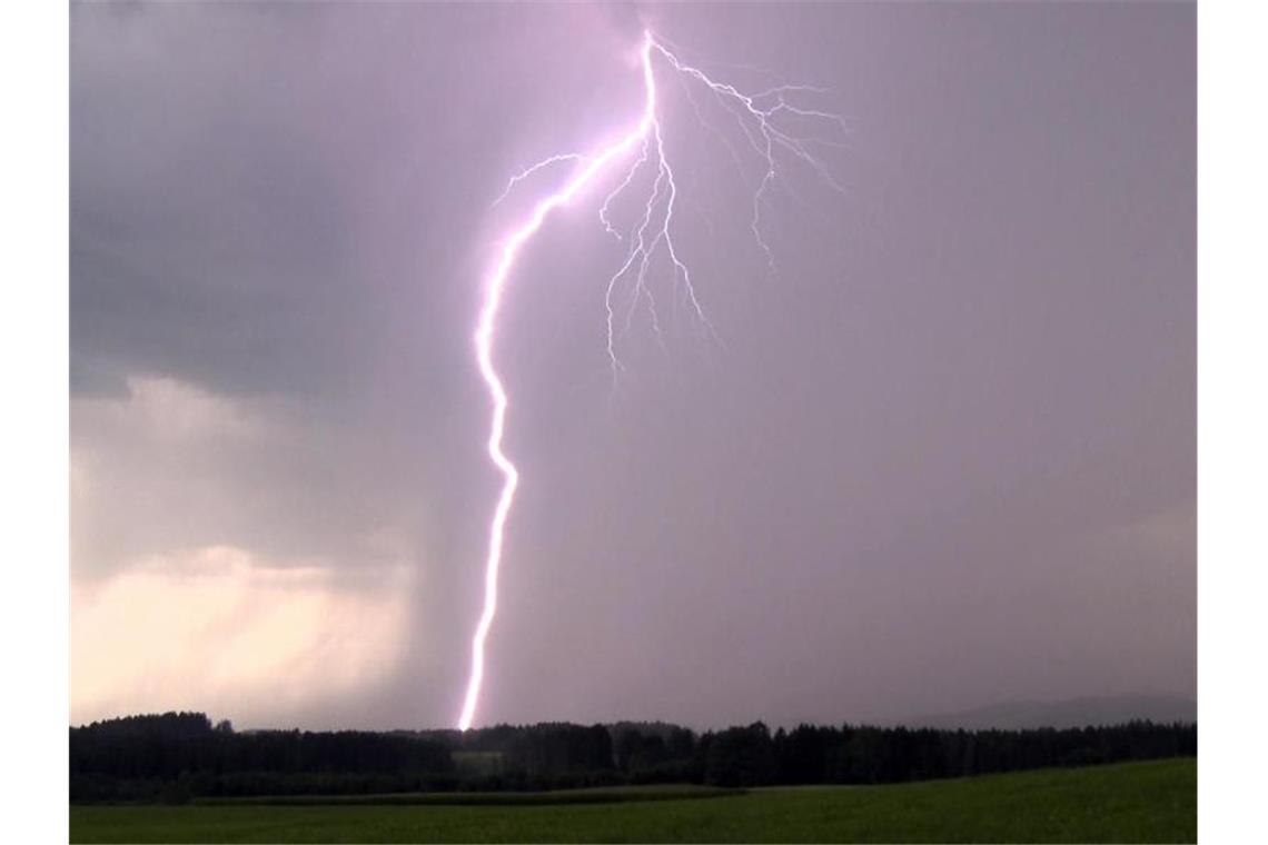 Ein Blitz erhellt den Himmel. Foto: Bernd März/dpa/Archivbild