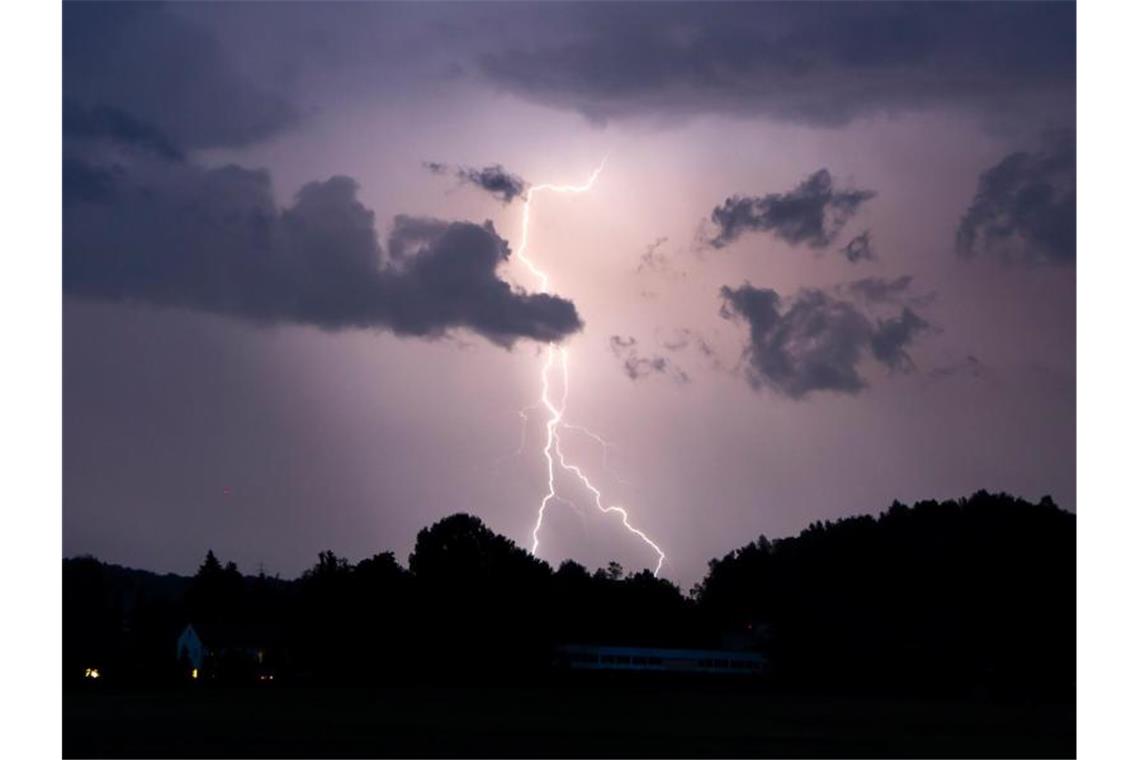 Ein Blitz erhellt den Nachthimmel. Foto: Tobias Hartl/Vifogra/dpa/Symbolbild