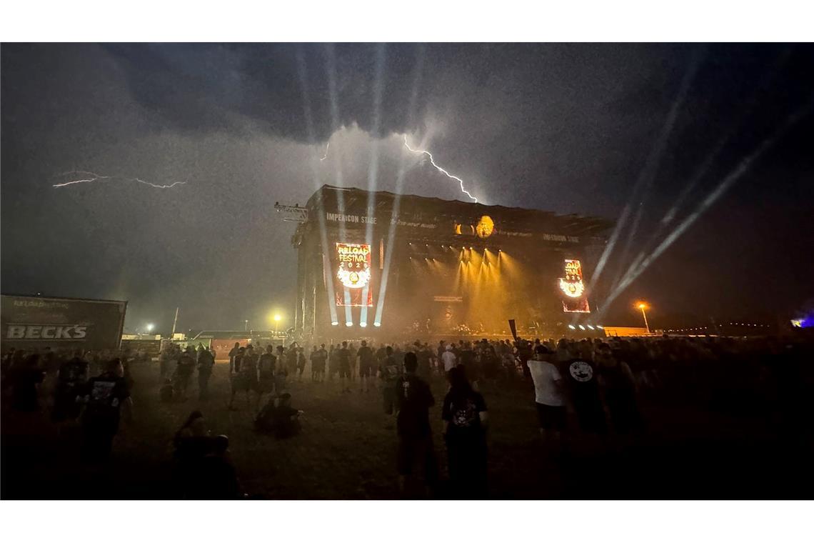 Ein Blitz scheint in die Bühne des "Reload"-Festivals einzuschlagen