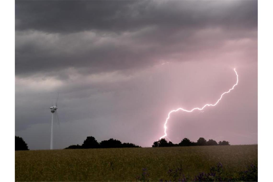 Party-Randale und Gewitter - Deutschland erlebt hitzige Tage Ein Blitz schlägt am frühen Morgen in der Region Hannover ein. Foto: Julian Stratenschulte/dpa