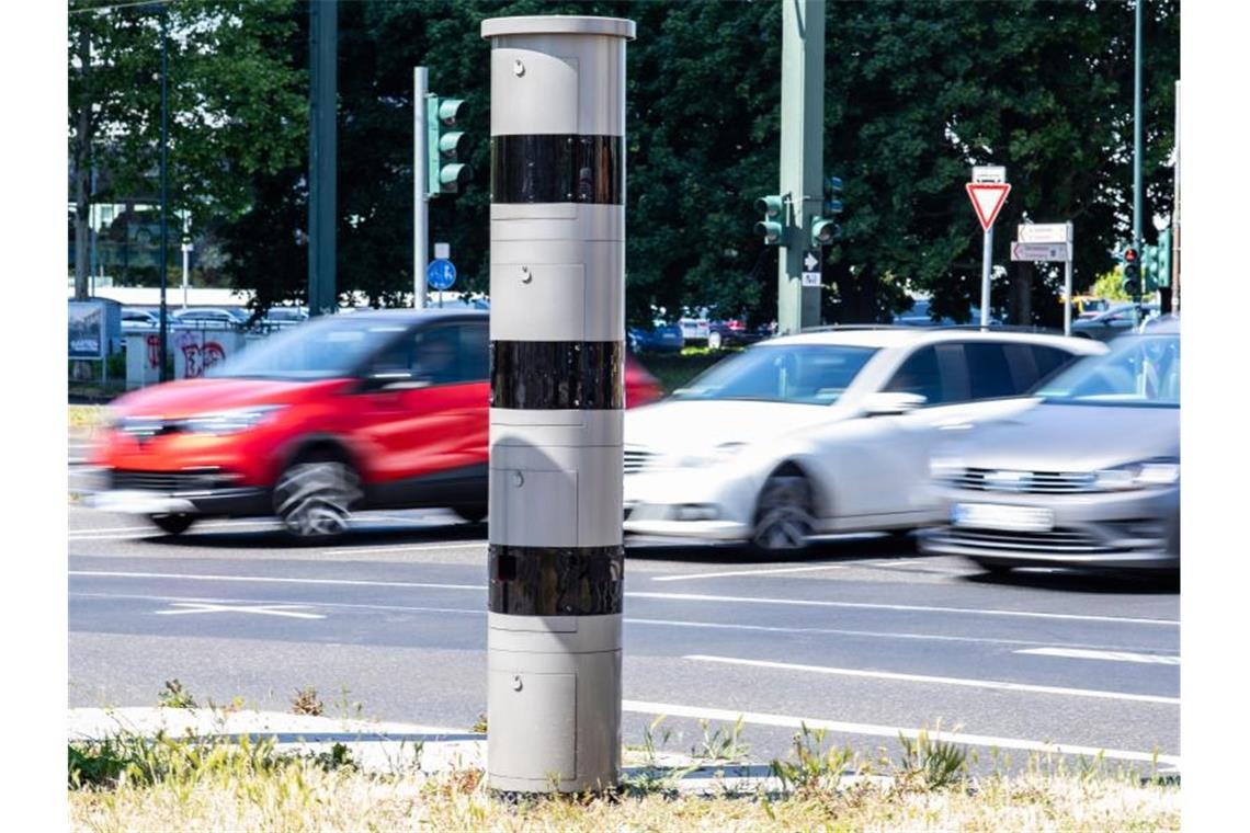 Ein Blitzer an einer Kreuzung. Bundesverkehrsminister Scheuer (CSU) will verschärfte Regelungen zu Fahrverboten bei zu schnellem Fahren zurücknehmen. Foto: Marcel Kusch/dpa