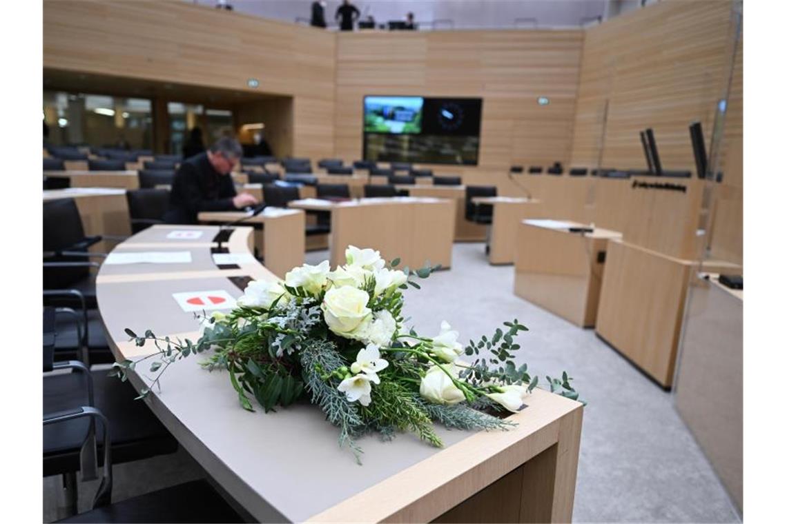 Regierungsspitze bei Trauerfeier für Sckerl erwartet Ein Blumengebinde für den verstorbenen langjährigen Landtagsabgeordneten Hans-Ulrich Sckerl (Grüne). Foto: Bernd Weißbrod/dpa/Archivbild