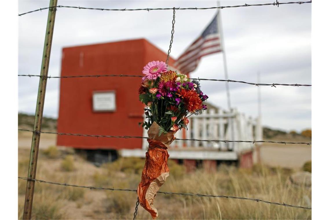 Ein Blumenstrauß hängt vor der Bonanza Creek Film Ranch nahe Santa Fe, wo sich der tödliche Unfall ereignete. Foto: Andres Leighton/AP/dpa