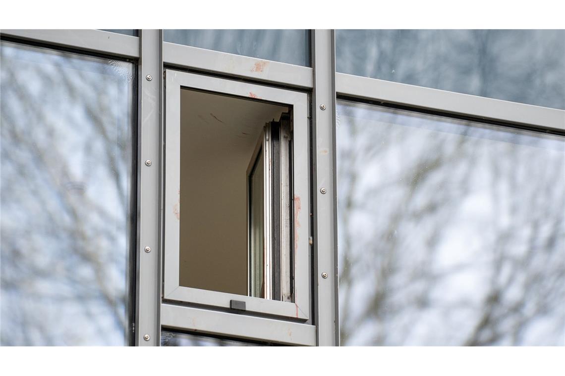 Ein blutverschmiertes Fenster in einem Hotel in Werne, in dem eine Frau erstochen wurde.