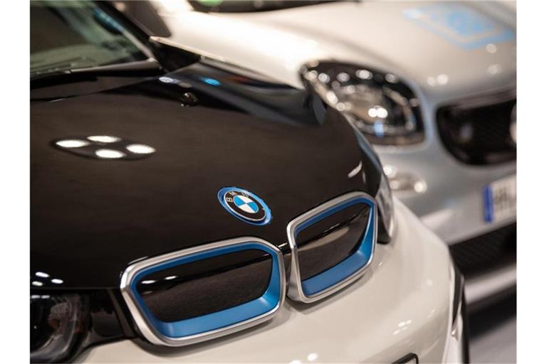 Ein BMW i3 von DriveNow (l) und ein Smart Fortwo von Car2Go stehen in einer aktuellen Ausstellung im Mercedes-Benz-Museum. CDie deutschen Autofahrer schätzten das eigene Auto aber nach wie vor, vor allem wegen der ständigen Verfügbarkeit. Foto: Fabian Sommer