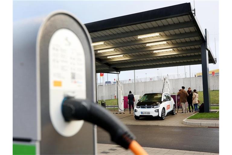 Ein BMW i3 wird an einer Stromtankstelle mit Strom betankt. Foto: Roland Weihrauch/dpa