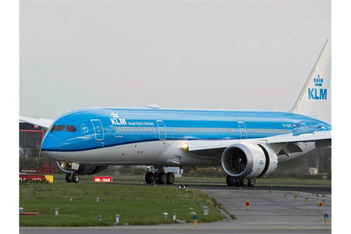 KLM bekommt staatlichen Milliardenkredit Ein Boeing-Dreamliner der KLM am Flughafen Schiphol. Foto: Lex Van Lieshout/ANP/dpa