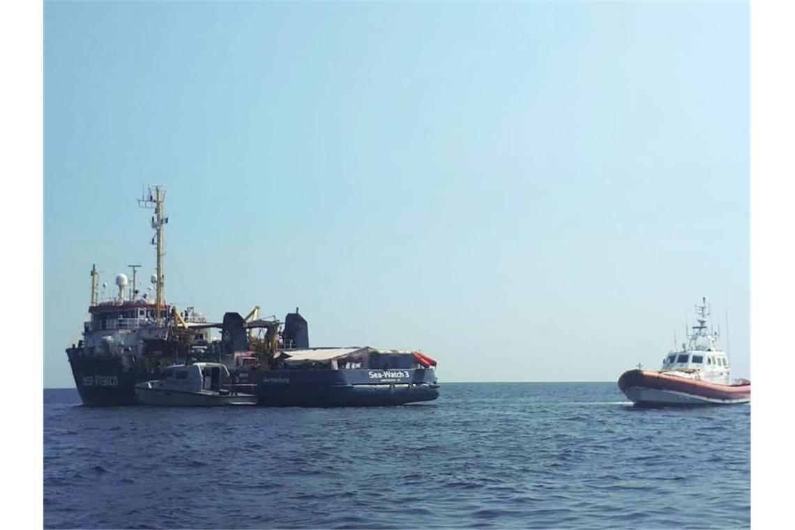 Ermittlungen gegen deutsche Sea-Watch-Kapitänin Ein Boot der italienischen Küstenwache patrouilliert neben dem Rettungsschiff „Sea-Watch 3“ vor der Küste der süditalienischen Insel Lampedusa. Foto: Matteo Guidelli/ANSA/AP