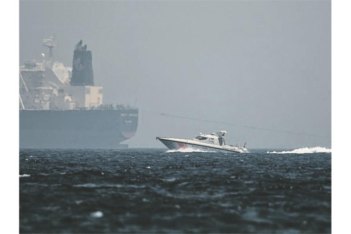 Ein Boot der Küstenwache der Vereinigten Arabischen Emirate passiert einen Öltanker. Nach Berichten über angebliche Sabotageakte gegen Handelsschiffe im Golf von Oman wachsen die Spannungen in der Region. Foto: Jon Gambrell/AP