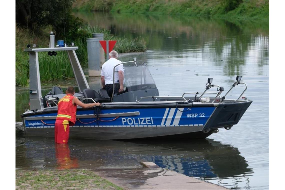 Ein Boot der Wasserschutzpolizei in der Unstrut. Mehrere unabhängige Zeugen wollen dort ein Krokodil gesehen haben. Foto: Sebastian Willnow/dpa-Zentralbild/dpa
