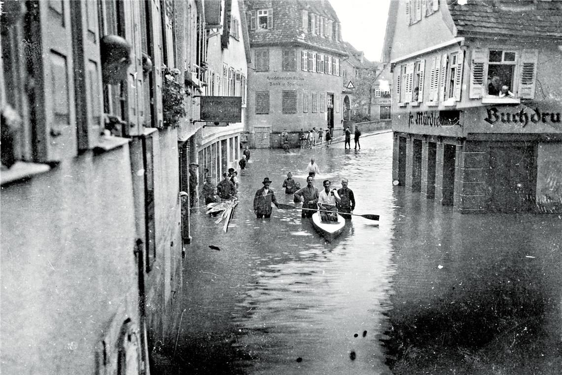 Ein Boot fährt durch die Schillerstraße bei der Überschwemmung 1931. Repros: P. Wolf