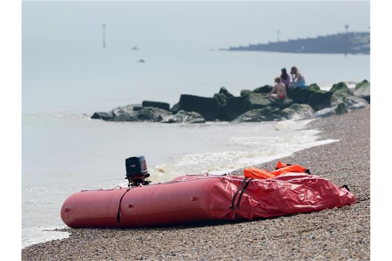 Ein Boot, von dem man annimmt, dass es für die Überfahrt von Migranten benutzt wurde, liegt am Strand von Walmer (Archivbild). Foto: Gareth Fuller/PA Wire/dpa