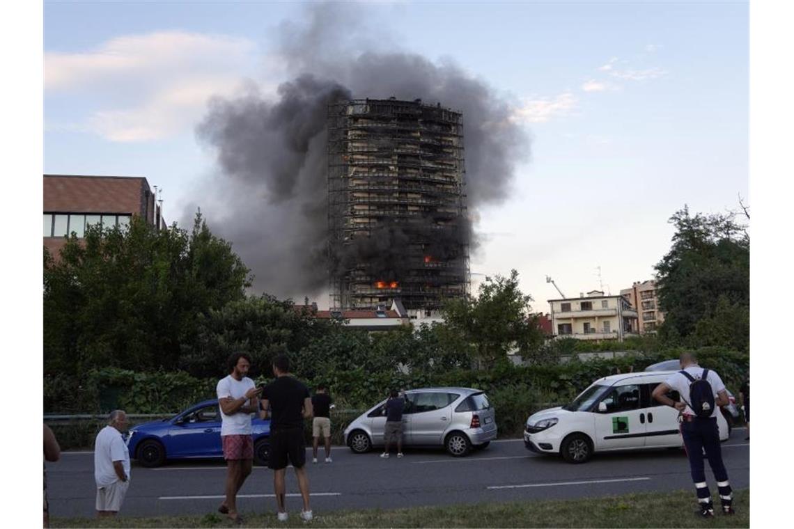 Nach Hochhausbrand in Mailand: Feuerwehr weiter vor Ort Ein Brand hat am Sonntagnachmittag ein Hochhaus am südlichen Stadtrand von Mailand zerstört. Foto: Luca Bruno/AP/dpa