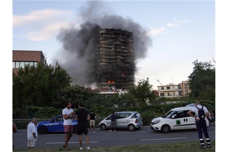 Ein Brand hat am Sonntagnachmittag ein Hochhaus am südlichen Stadtrand von Mailand zerstört. Foto: Luca Bruno/AP/dpa