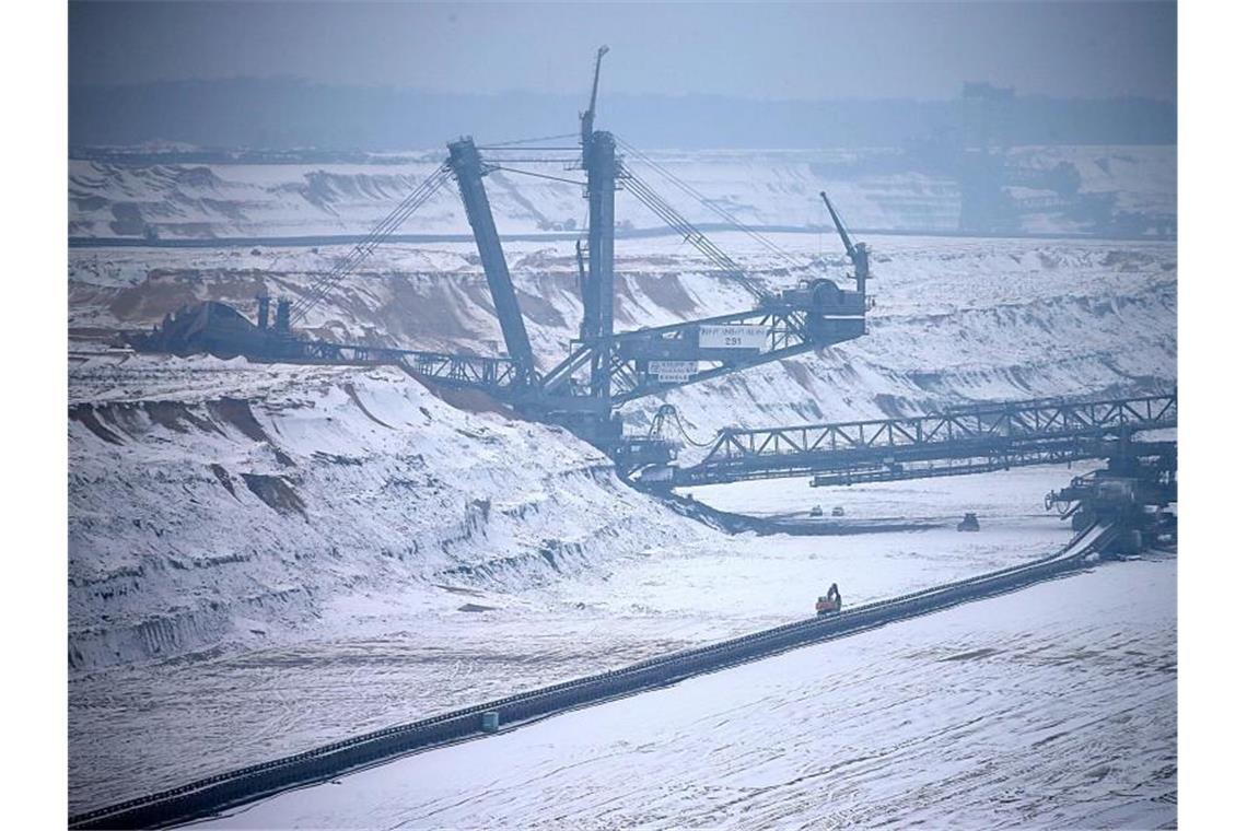 Deutschland soll spätestens 2038 aus der Kohle raus Ein Braunkohlebagger schaufelt im Tagebau Hambach Erdreich. Foto: Oliver Berg