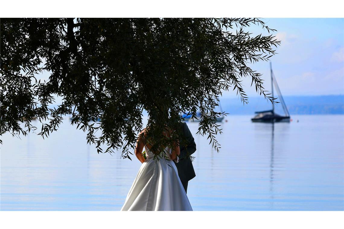 Bilder des Tages Ein Brautpaar lässt sich am Ufer des Ammersees fotografieren.