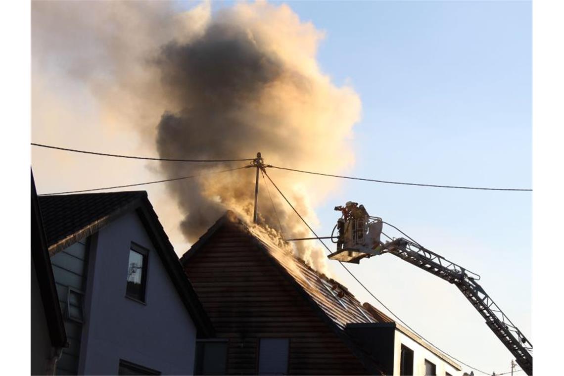 Ein brennender Dachstuhl in einem Mehrfamilienhaus. Foto: Schulz/Sueddeutsche Mediengesellschaft/dpa