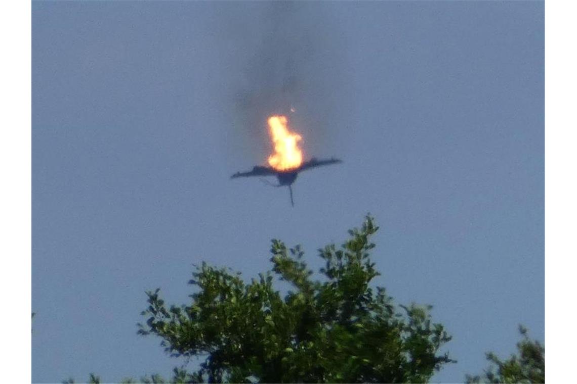 Systematische Suche nach Wrackteilen von Eurofighter Ein brennender „Eurofighter“ am Himmel über der Kleinstadt Malchow an der Mecklenburgischen Seenplatte. Foto: Thomas Steffan