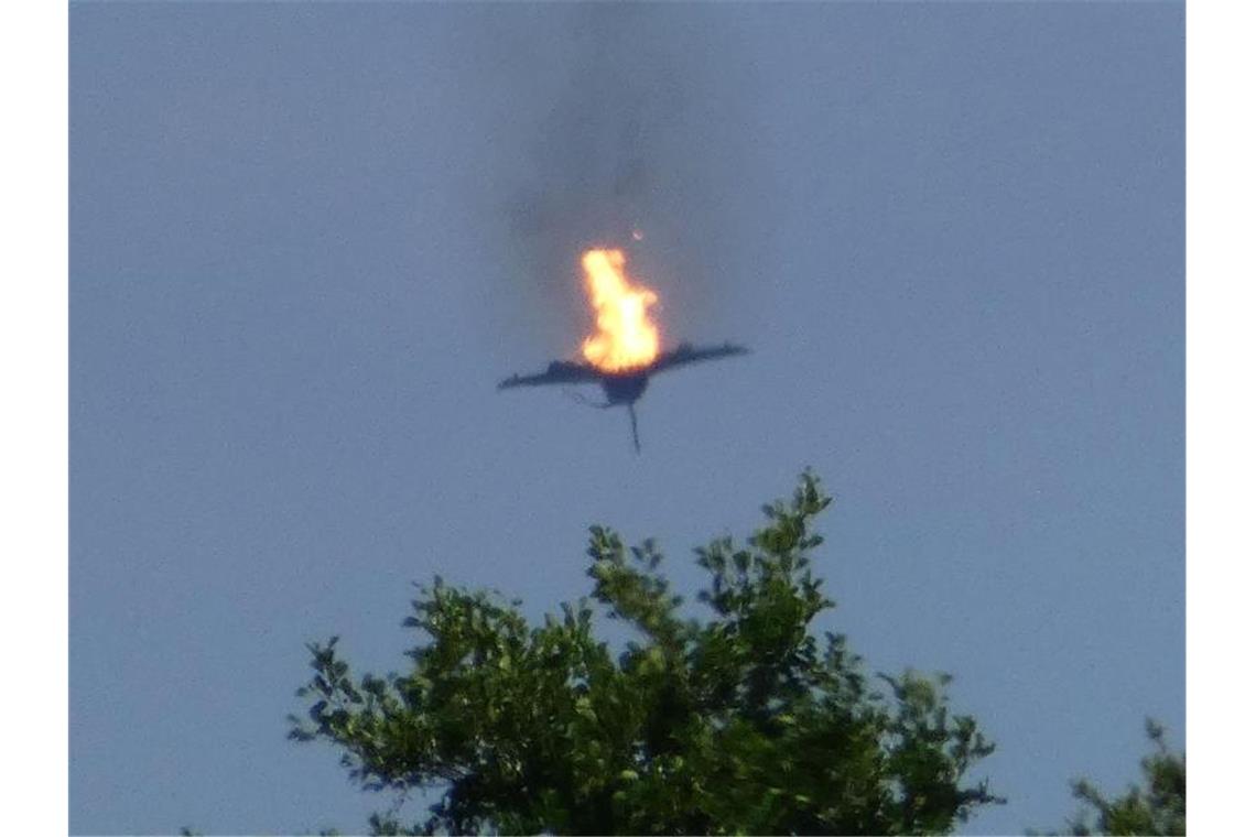 Bundeswehrpilot stirbt bei „Eurofighter“-Kollision Ein brennender „Eurofighter“ ist am Himmel über der Kleinstadt Malchow an der Mecklenburgischen Seenplatte zu sehen. Foto: Thomas Steffan