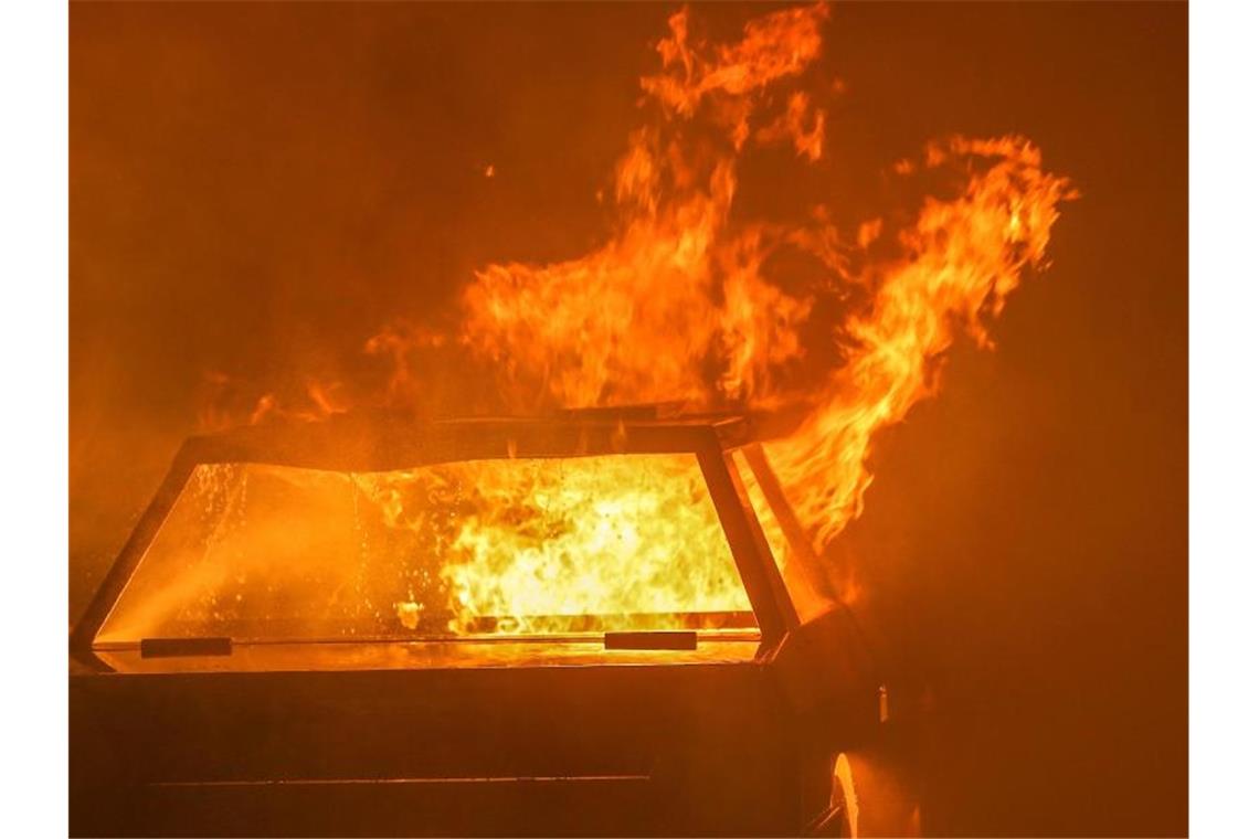 Ein brennendes Auto. Foto: David Young/dpa/dpa-tmn/Archivbild