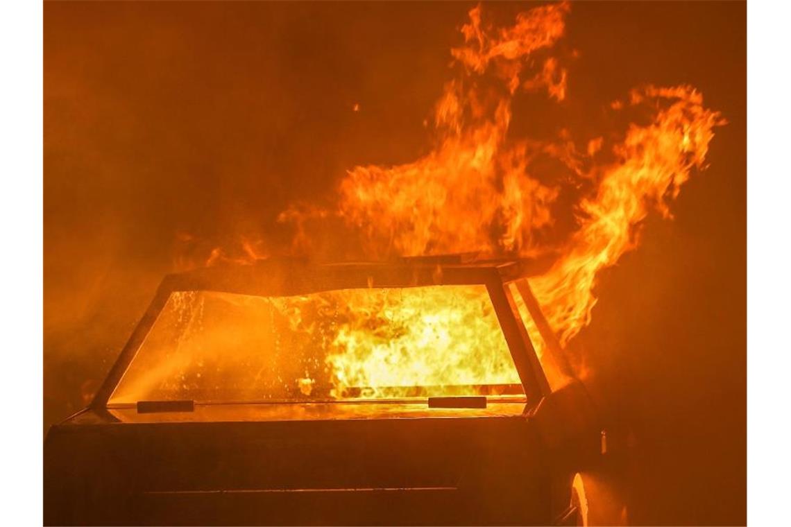 Auto fängt nach Unfall Feuer: Drei Schwerverletzte Ein brennendes Auto. Foto: David Young/dpa/dpa-tmn/Archivbild
