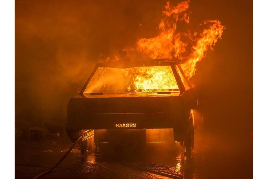 Brennendes Auto verursacht langen Stau auf A81 Ein brennendes Fahrzeug steht auf einer Straße. Foto: David Young/dpa/Symbolbild
