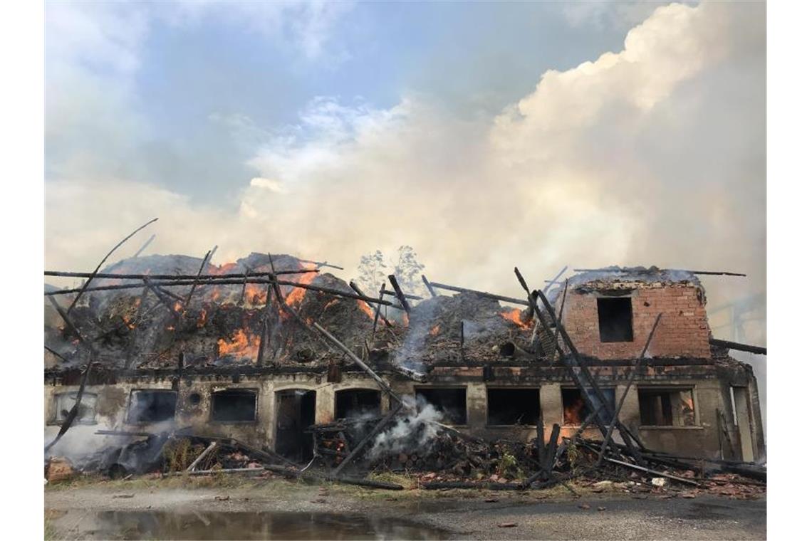 230 Feuerwehrkräfte löschen Großbrand auf einem Bauernhof Ein brennendes Gebäude eines landwirtschaftlichen Anwesens. Foto: Benjamin Liss