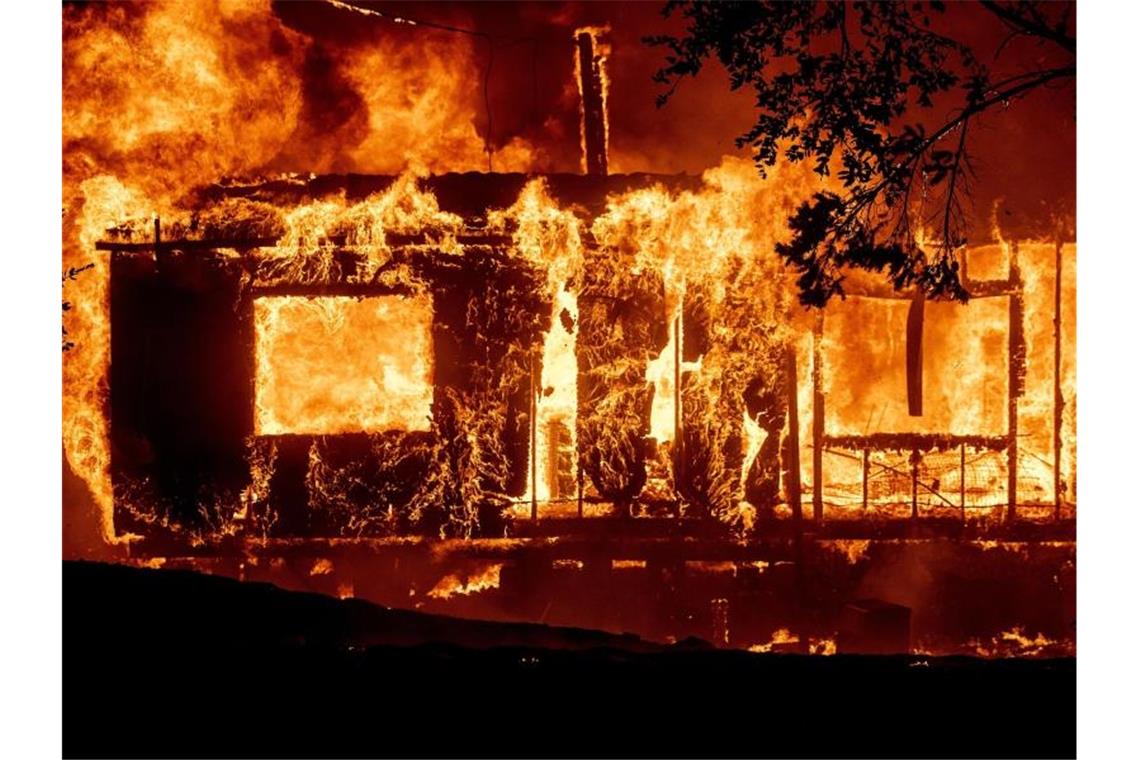 Zehntausende fliehen vor Waldbränden in Kalifornien Ein brennendes Haus im Bezirk Sonoma. Foto: Noah Berger/FR34727 AP/dpa