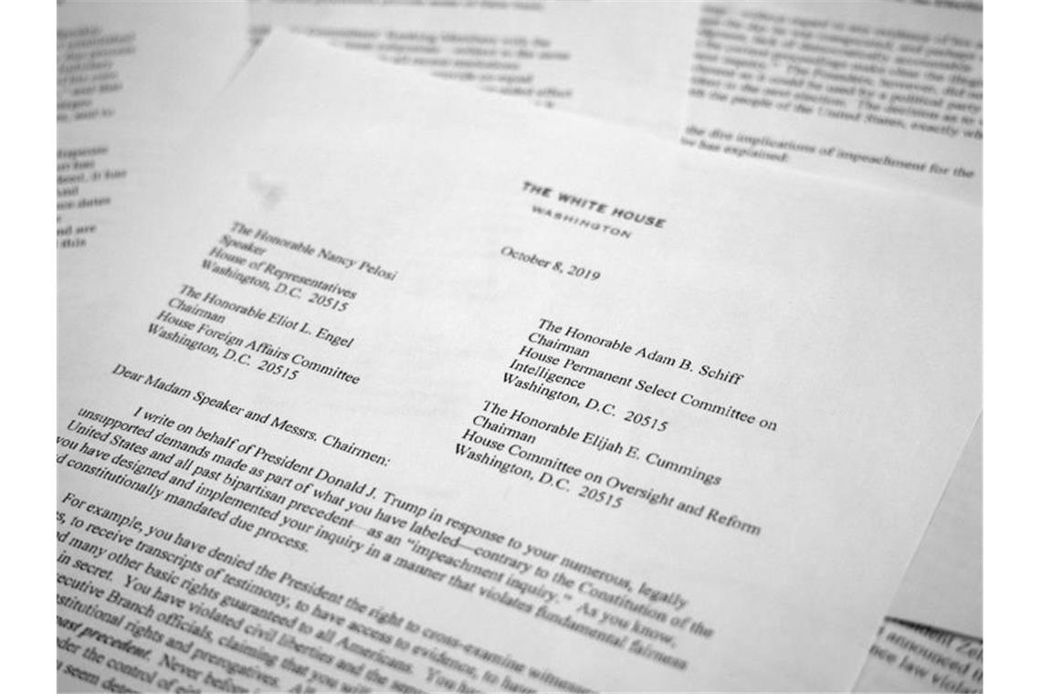 Biden fordert erstmals offen Trumps Amtsenthebung Ein Brief von Pat Cipollone, dem Rechtsberater des Weißen Hauses. Das Weiße Haus verweigert bei den Ermittlungen gegen Präsident Donald Trump in der Ukraine-Affäre jede Kooperation mit dem US-Repräsentantenhaus. Foto: Jon Elswick/AP/dpa