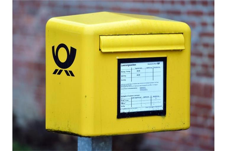 Ein Briefkasten der Deutschen Post AG. Foto: Patrick Pleul/dpa-Zentralbild/dpa/Symbolbild