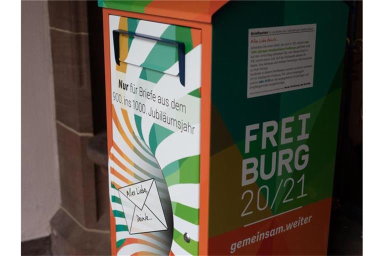 Ein Briefkasten, in den Freiburger Bürger Briefe an die Stadt Freiburg des Jahres 2120 einwerfen können. Foto: Philipp von Ditfurth/dpa