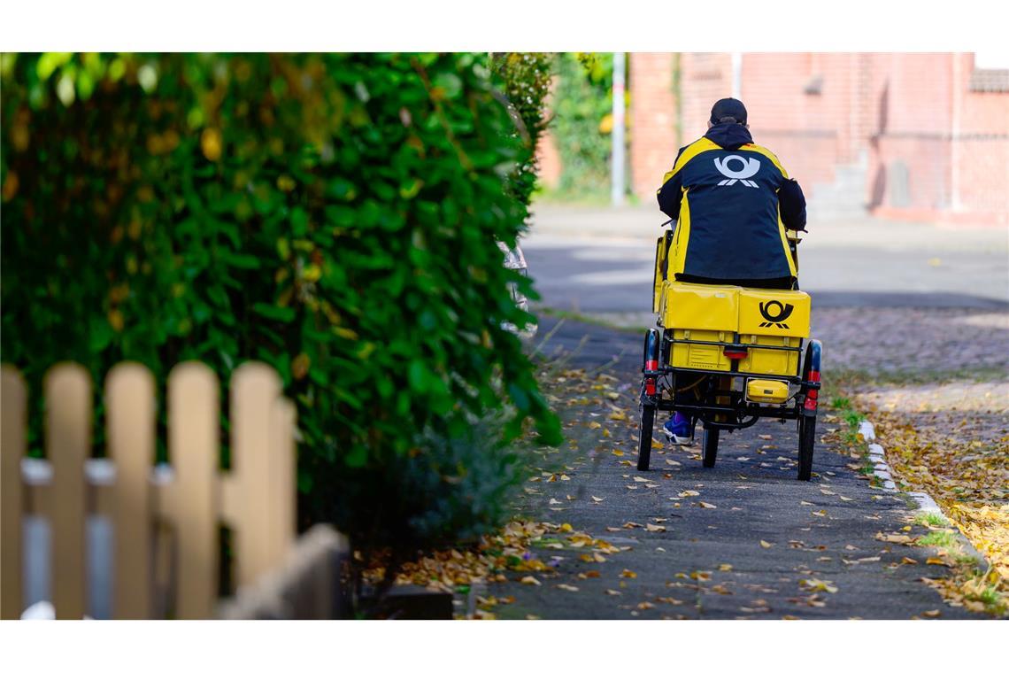 Ein Briefträger bei der Arbeit.
