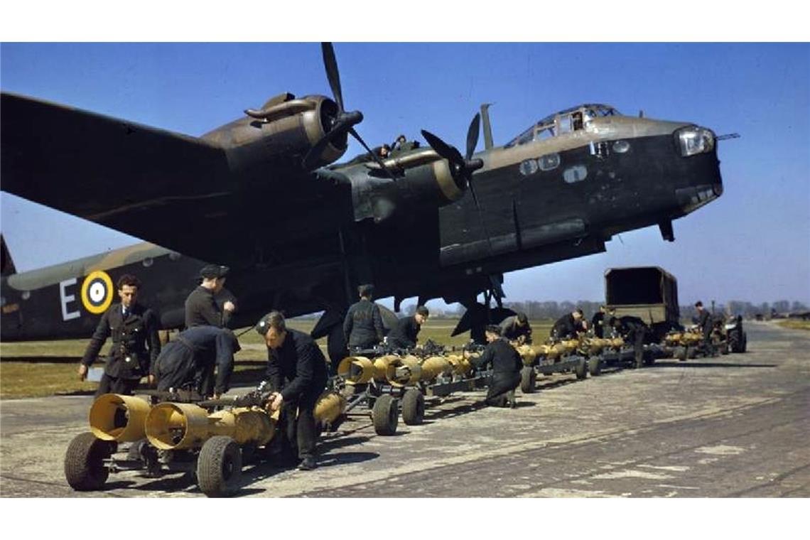 Short Stirling Mk III: Archäologen graben britischen Bomber aus Ein britischer Short Stirling M III Bomber wird während ders Zweiten Weltkriegs beladen.