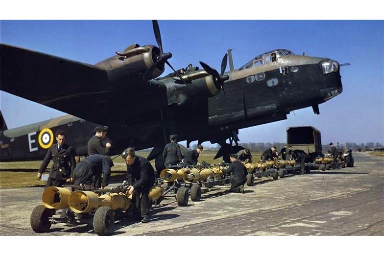 Ein britischer Short Stirling M III Bomber wird während ders Zweiten Weltkriegs beladen.